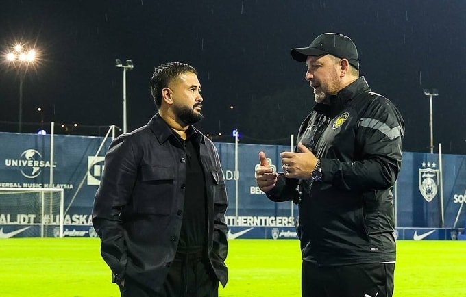 Nhiếp chính vương Johor Tunku Ismail (trái) trao đổi với HLV Peter Cklamovski trước buổi tập của đội tuyển Malaysia ở Johor vào ngày 20/3/2025. Ảnh: FAM