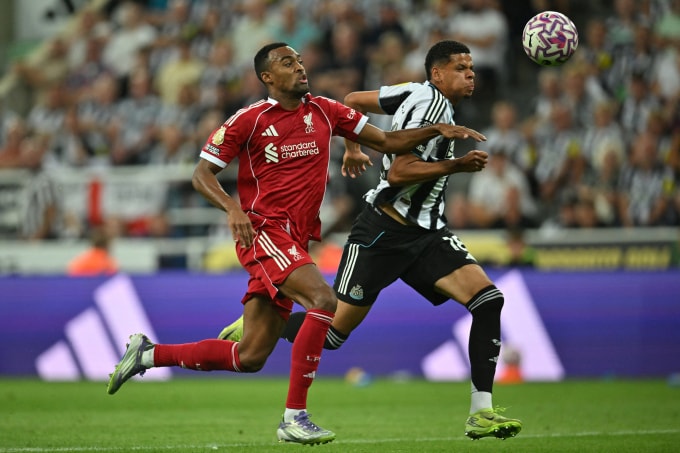 Gravenberch (áo đỏ) truy cản tiền đạo William Osula trong trận Liverpool thắng chủ nhà Newcastle 3-2 ở vòng 1 Ngoại hạng Anh trên sân St James Park, Newcastle-upon-Tyne ngày 25/8/2025. Ảnh: AFP