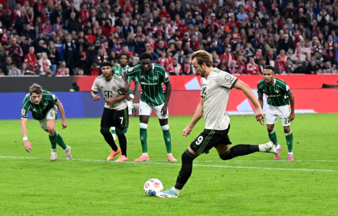 Harry Kane ghi bàn phạt đền trong trận Bayern thắng Werder Bremen 4-0 ở vòng năm Bundesliga trên sân Allianz, Munich, Đức ngày 26/9/2025. Ảnh: Reuters