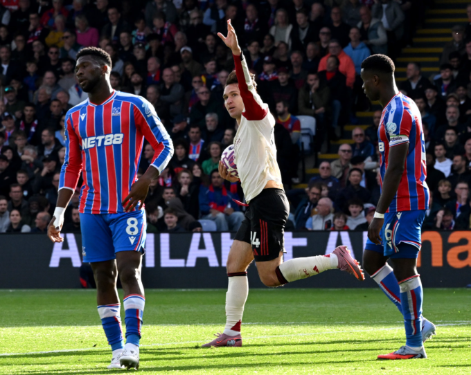 Federico Chiesa (áo trắng) mừng bàn gỡ, trong trận Liverpool hòa Crystal Palace 1-1 ở vòng sáu Ngoại hạng Anh trên sân Selhurst Park, London, Anh ngày 27/9/2025. Ảnh: Liverpool FC