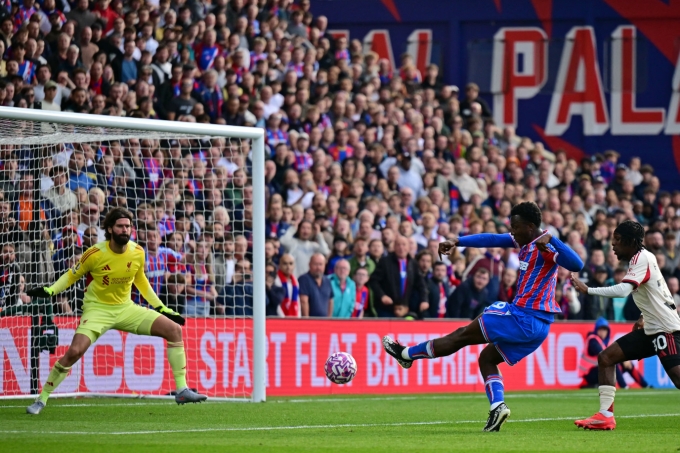 Eddie Nketiah sút chéo góc ấn định chiến thắng 2-1. Ảnh: AFP