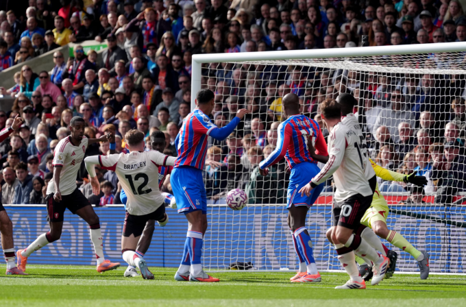 Ismaila Sarr dứt điểm cận thành, trong trận Crystal Palace thắng Liverpool 1-0 ở vòng sáu Ngoại hạng Anh trên sân Selhurst Park, London, Anh ngày 27/9/2025. Ảnh: AP
