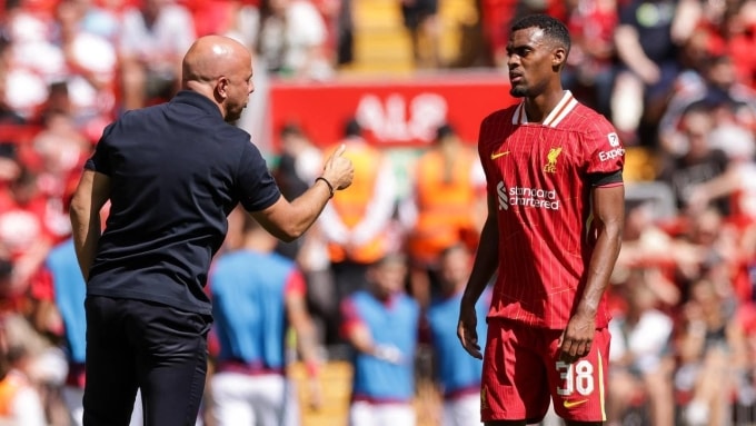 HLV Slot chỉ đạo Gravenberch ở Ngoại hạng Anh mùa 2024-2025. Ảnh: Liverpool FC