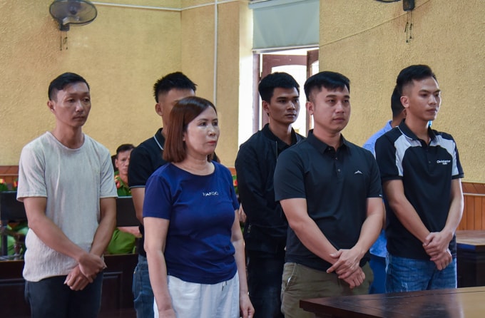 Bị cáo Huyền (ngoài cùng bên trái, hàng đầu), cùng các đồng phạm tại tòa. Ảnh: Hùng Lê