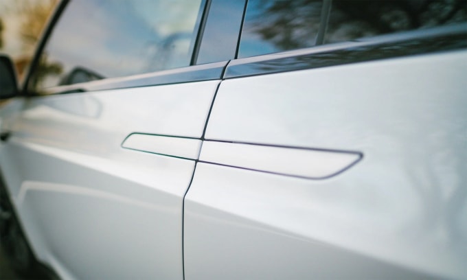 Tay nắm cửa ẩn trên một mẫu xe Tesla. Ảnh: TVD