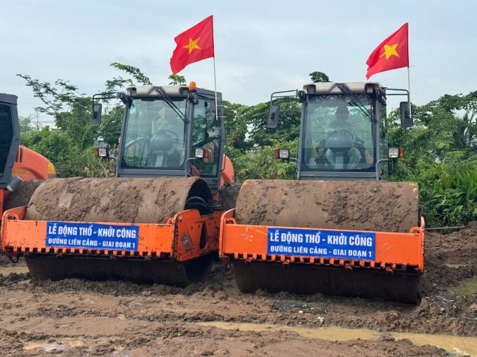 Máy móc thực hiện nghi thức khởi công dự án. Ảnh: Phước Tuấn