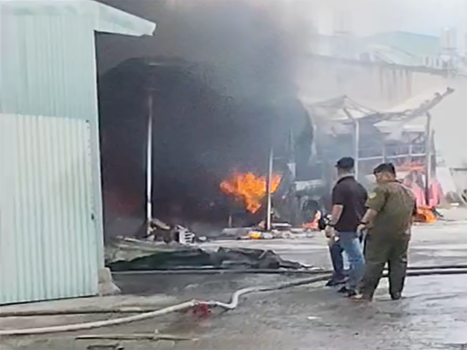 Ngọn lửa bốc lên từ ôtô 45 chỗ đậu trong bãi xe. Ảnh: Minh Bằng