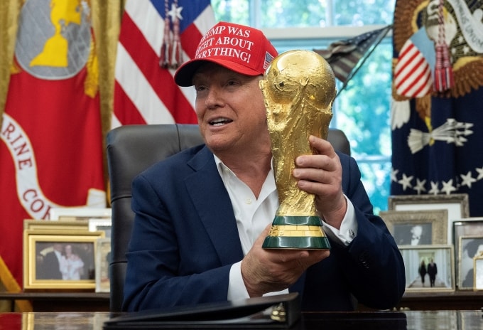 Ông Trump cầm cup vàng World Cup tại Nhà Trắng, ngày 22/8. Ảnh: AFP