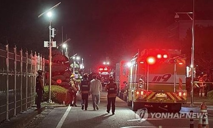 Lực lượng cứu hỏa triển khai bên ngoài tòa nhà NIRS ở thành phố Daejeon, Hàn Quốc, rạng sáng nay. Ảnh: Yonhap