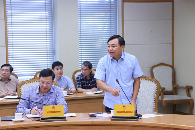 Thứ trưởng Bộ Nông nghiệp và Môi trường Nguyễn Hoàng Hiệp (hàng đầu, góc phải), đánh giá về tác động của bão Bualoi. Ảnh: VGP/MK