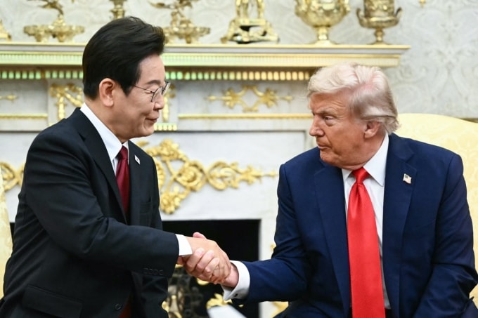 Tổng thống Hàn Quốc Lee Jae-myung (trái) và Tổng thống Mỹ Donald Trump tại Nhà Trắng ngày 26/9. Ảnh: AFP