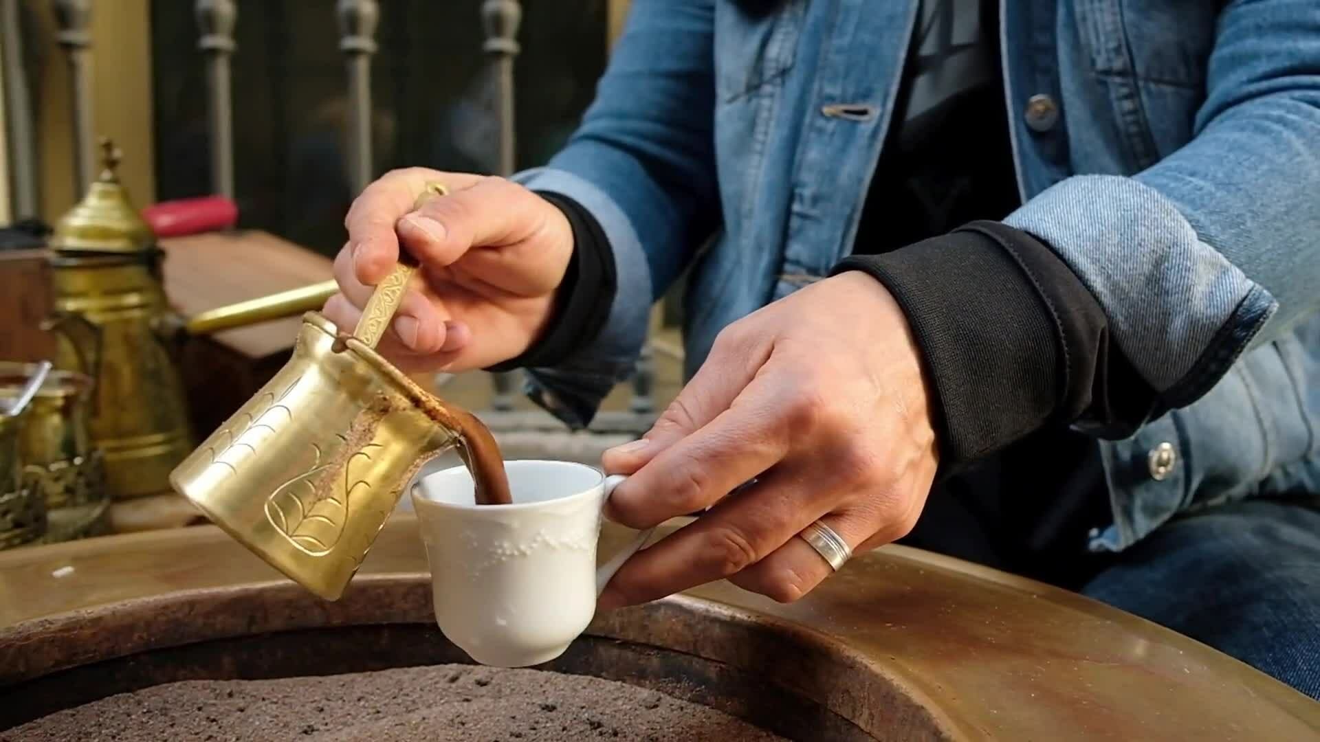 Nghi thức 'đọc bã' cà phê Thổ Nhĩ Kỳ