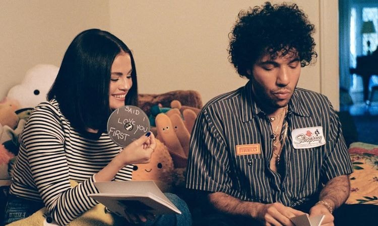 Selena Gomez và Benny Blanco trong video 