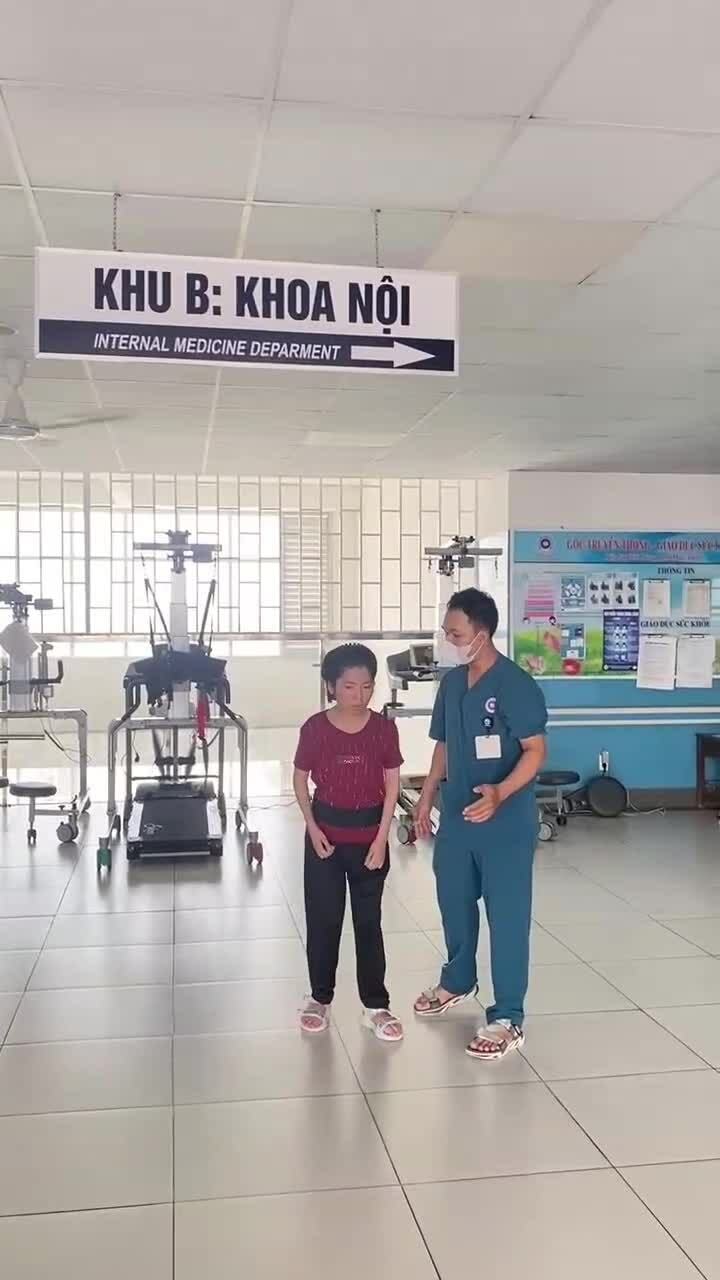 Cô gái bước đi sau hơn 15 năm ngồi một chỗ