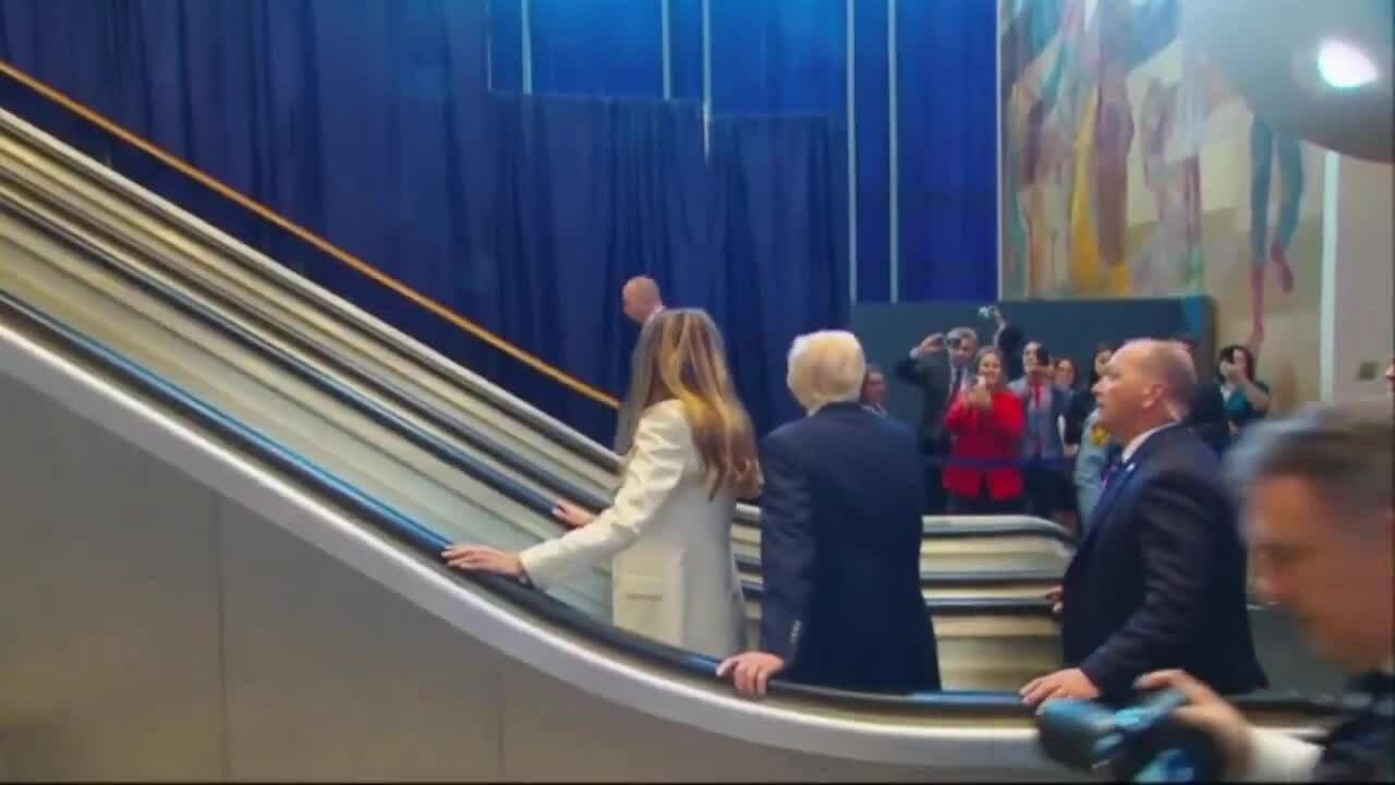 LHQ giải thích vụ thang cuốn đột ngột dừng khi ông Trump đến