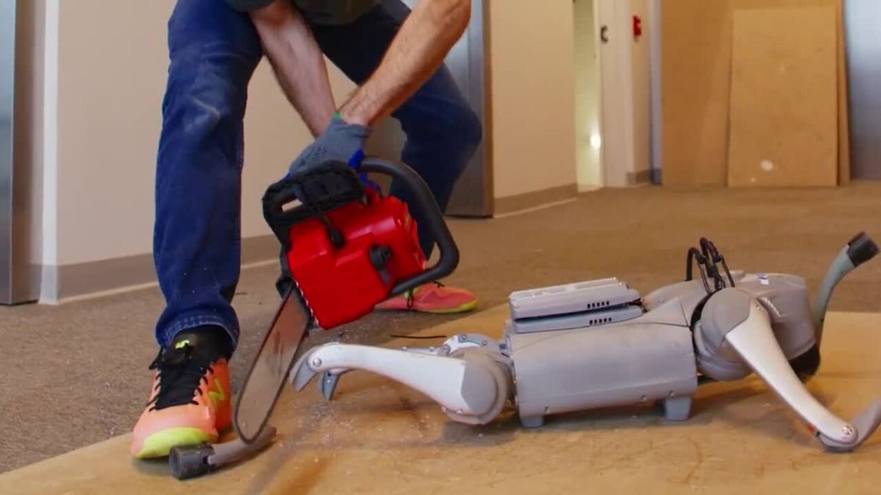 Robot AI vẫn chạy dù bị cưa chân