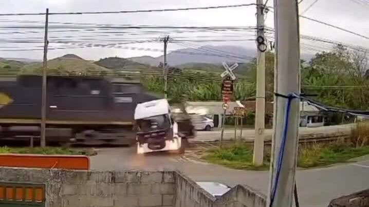 Xe đầu kéo bị tàu hỏa đâm bay