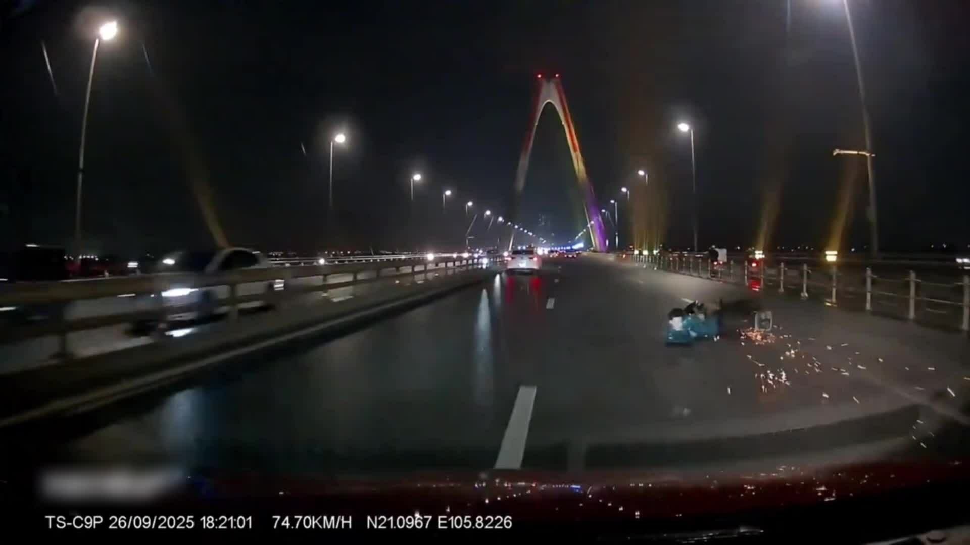 Xe máy vẫy đuôi tốc độ cao ở làn ôtô khiến tài xế 'mài đường'