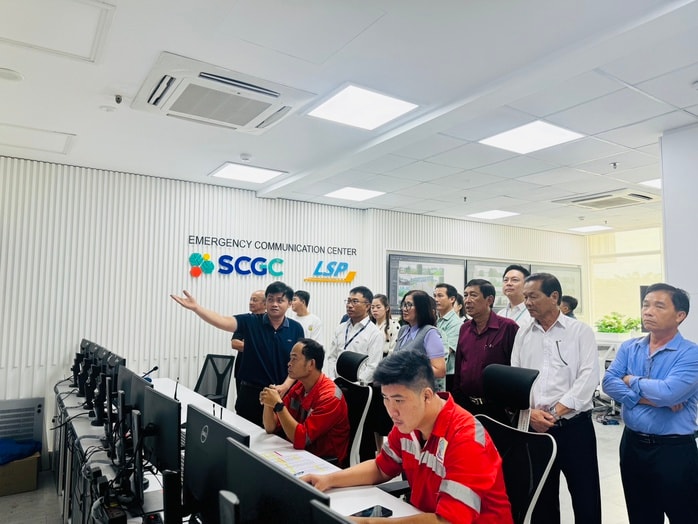 100 người dân xã Long Sơn tham quan tổ hợp hóa dầu 5,5 tỉ USD- Ảnh 1.