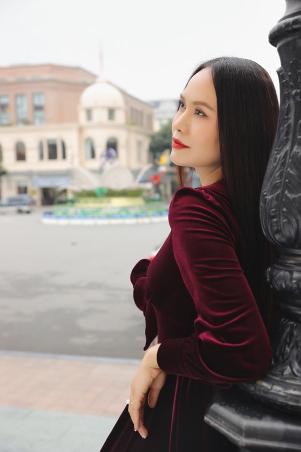 'Nữ hoàng nhạc phim' Mai Hoa: 'Tôi là người tham công tiếc việc, tự tay làm mới yên tâm'- Ảnh 3. 'Nữ hoàng nhạc phim' Mai Hoa: 'Tôi là người tham công tiếc việc, tự tay làm mới yên tâm'- Ảnh 3.
