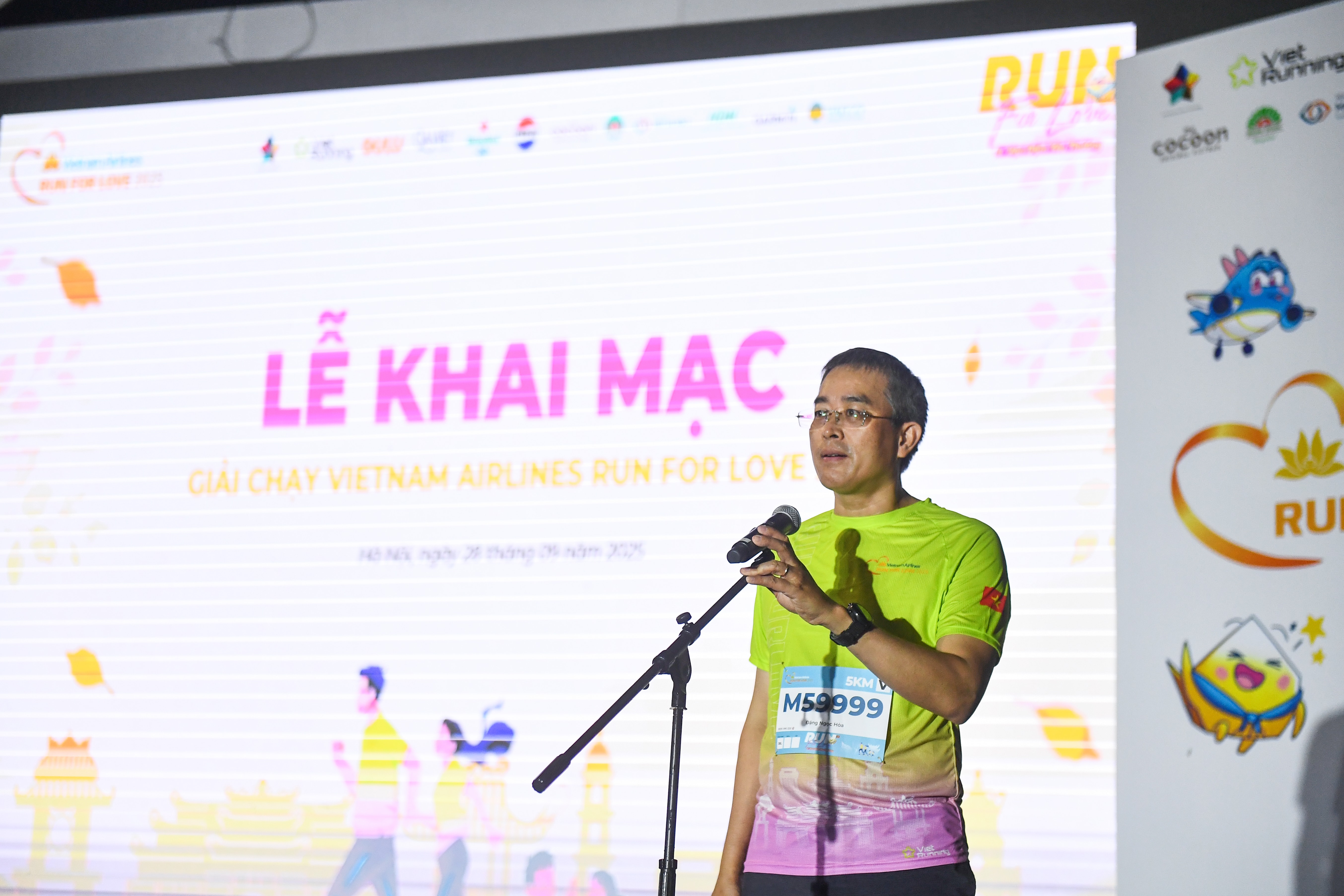 Ông Đặng Ngọc Hoà - CT HĐQT VNA - phát biểu tại lễ Khai mạc giải chạy Run For Love 2025.