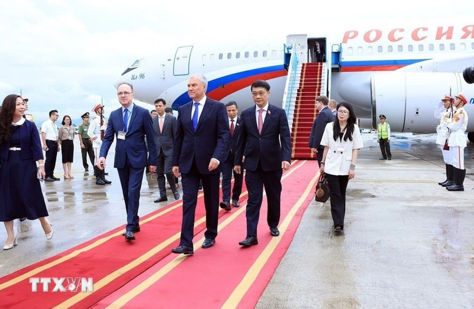 Lễ đón Chủ tịch Duma Quốc gia Nga Vyacheslav Volodin tại Sân bay Quốc tế Nội Bài.