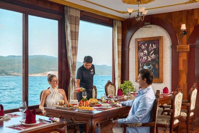 Khách Nga trải nghiệm tour ngắm hoàng hôn trên vịnh Nha Trang trên tàu Emperor Cruises. Ảnh: Lux Group