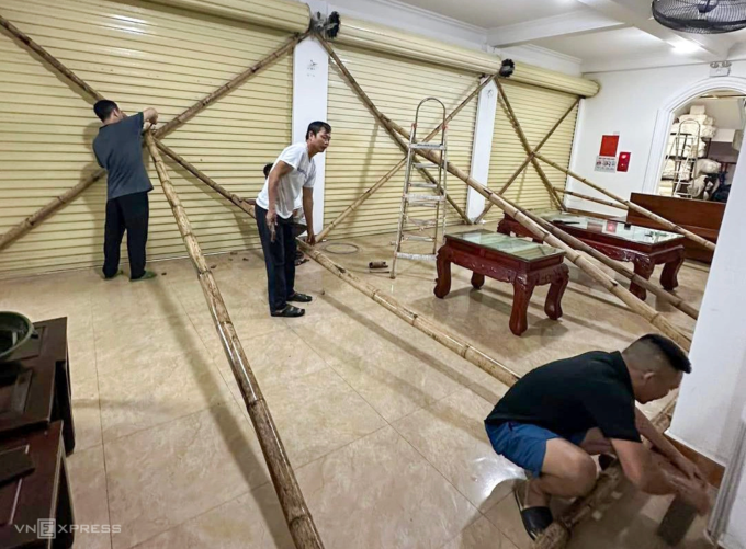 Một khách sạn ở phường Cửa Lò gia cố cửa tránh thiệt hại của bão sáng 28/9. Ảnh: Đức Hùng