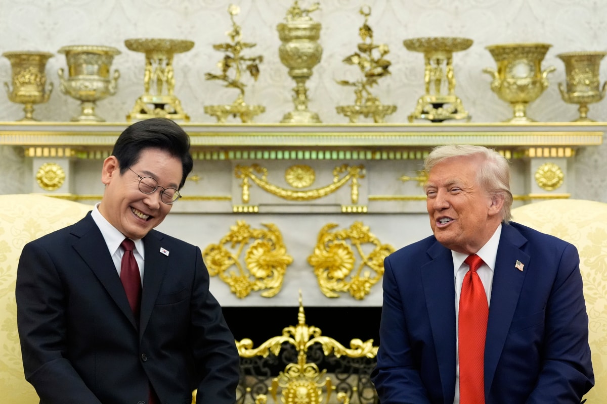 Tổng thống Donald Trump (phải) gặp người đồng cấp Hàn Quốc Lee Jae-myung tại Nhà Trắng ngày 25/8. Ảnh: AP