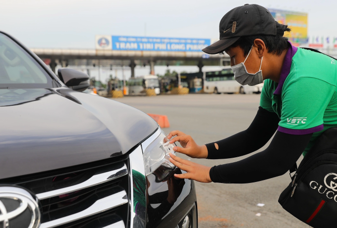 Ôtô được thẻ thu phí không dừng ETC tại cao tốc TP HCM - Long Thành - Dầu Giây. Ảnh: Quỳnh Trần