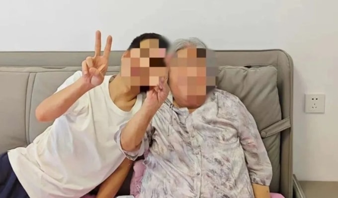 Bệnh nhân ghép thận lợn chỉnh sửa gen đầu tiên của Trung Quốc và người thân tại nhà riêng. Ảnh: Xijing Hospital