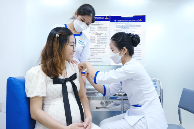 Chị Nguyễn Thị Phương, bác sĩ sản khoa tại một bệnh viện ở TP HCM mang thai tuần 34, đến tiêm vaccine RSV tại VNVC. Ảnh: Mộc Thảo