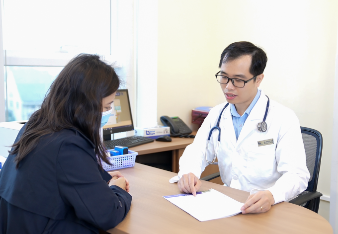 Bác sĩ Ngân tư vấn cho bệnh nhân. Ảnh: Bệnh viện Đa khoa Tâm Anh