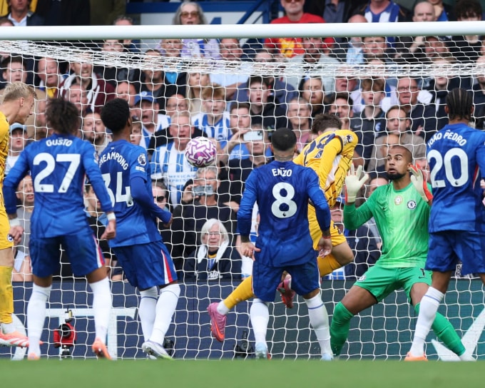 Tình huống Maxim De Cuyper đánh đầu nâng tỷ số lên 2-1 cho Brighton. Ảnh: Reuters