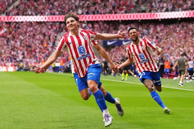 Alvarez (trái) mừng bàn thắng cùng đồng đội, trên sân Metropolitano, Madrid, Tây Ban Nha hôm 27/9. Ảnh: Reuters