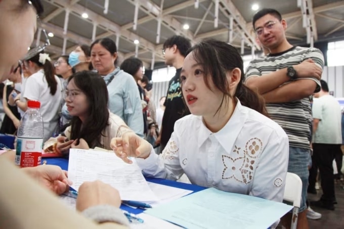 Người lao động tìm kiếm cơ hội nghề nghiệp tại hội chợ việc làm dành cho người du học về nước hoặc có bằng tiến sĩ ở Nam Kinh, tỉnh Giang Tô hôm 20/9. Ảnh: Sipa