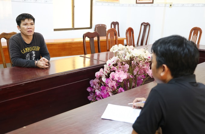 Trần Văn Bìa (trái) tại cơ quan điều tra. Ảnh: Tiến Tầm