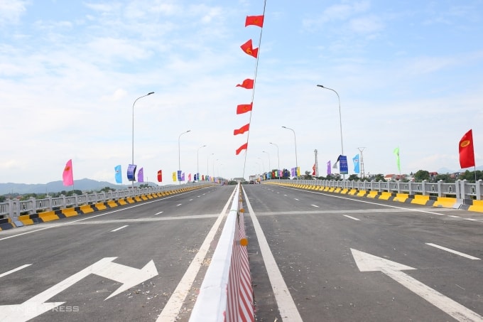 Cầu Phong Châu thông xe sau 9 tháng xây dựng. Ảnh: Việt An