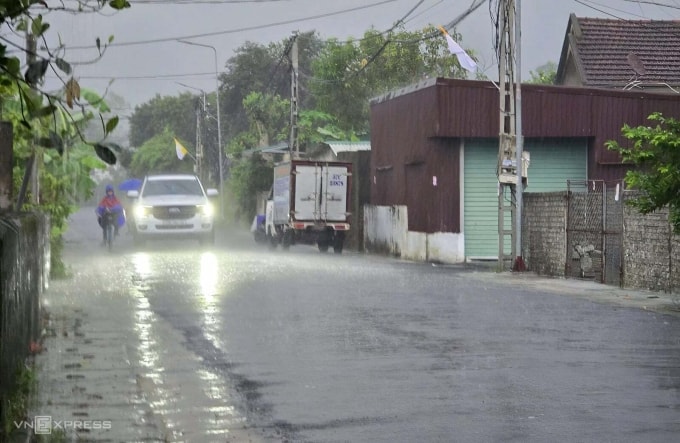 Mưa lớn tại xã Đông Lộc, trước đây thuộc huyện Nghi Lộc, tỉnh Nghệ An, lúc 7h ngày 28/9. Ảnh: Đức Hùng