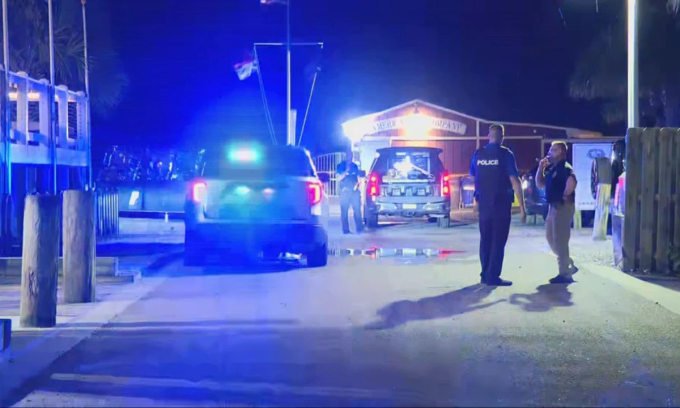 Cảnh sát tại hiện trường vụ xả súng ở Southport, Bắc Carolina hôm 27/9. Ảnh: WECT-TV