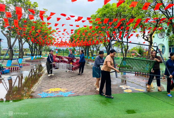 Trường học ở Hà Tĩnh tất bật thu dọn tránh bão, chiều 27/9. Ảnh: Đức Hùng