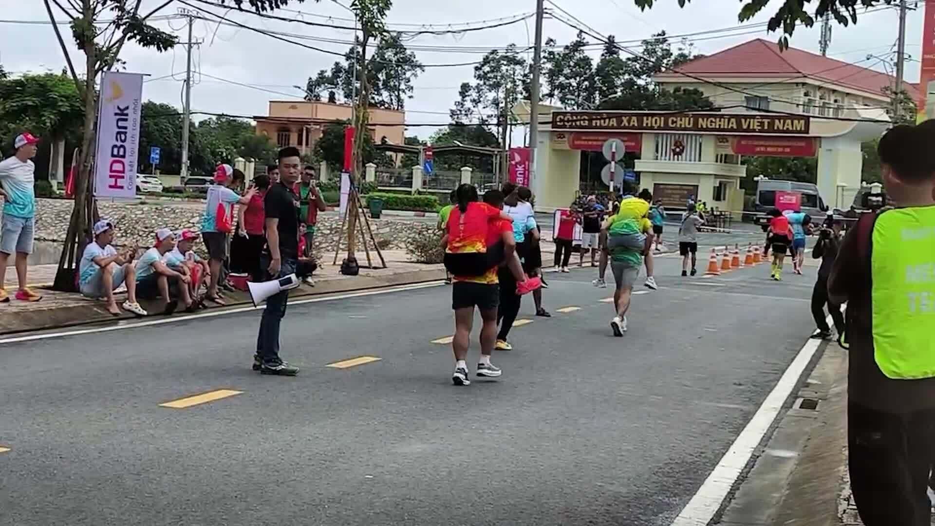 Cuộc đua chồng cõng vợ tại Cần Giờ