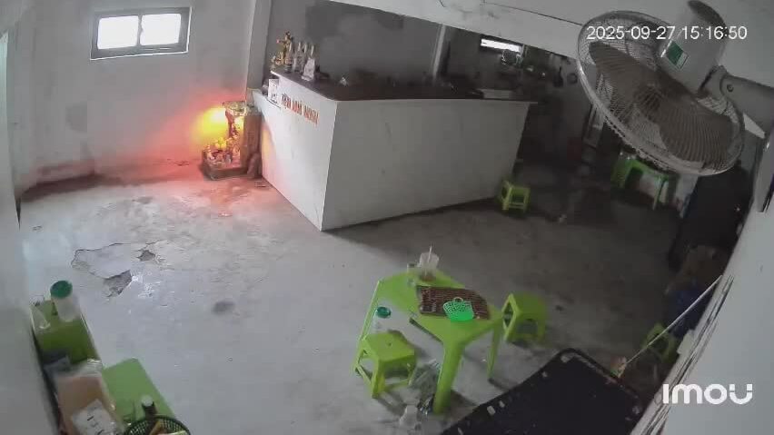 Lốc xoáy làm 75 nhà tốc mái trước bão Buloi đổ bộ
