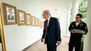 Ông Trump loại hình ảnh ông Biden khỏi 'Đại lộ Danh vọng Tổng thống'