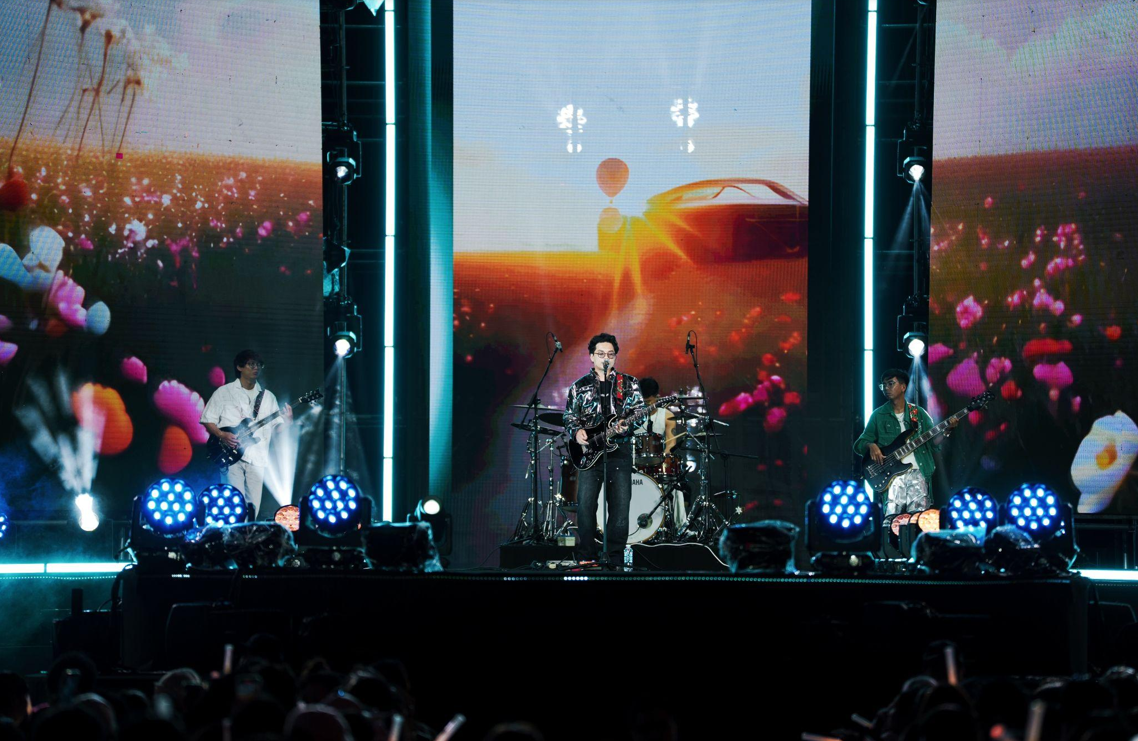 “Những trái ớt” Chillies “đốt cháy” BIDV Music Festival với liên khúc: Đại lộ mặt trời, Trên những đám mây, Nếu ngày mai không đến và Vùng ký ức.