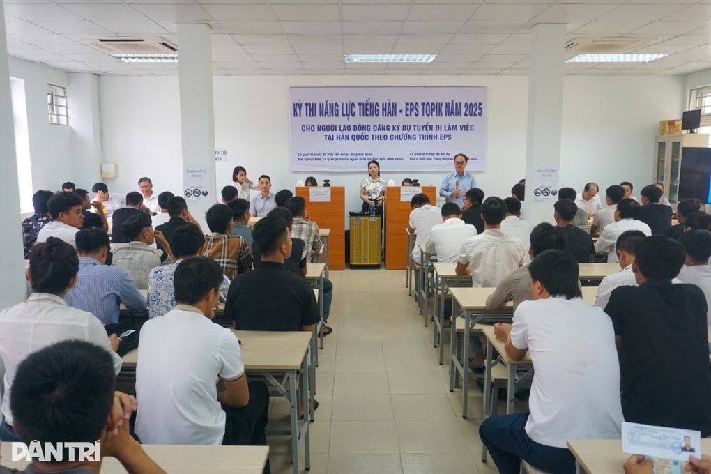 Thứ trưởng Bộ Nội vụ trực tiếp giám sát kỳ thi tiếng Hàn tại Đà Nẵng - 1