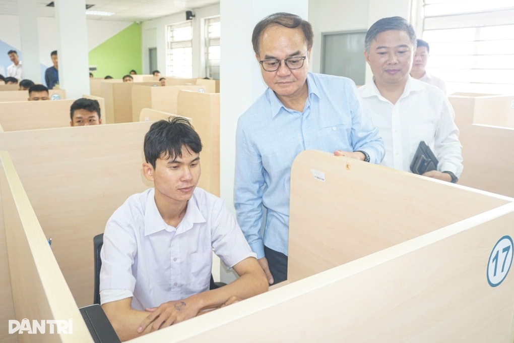 Thứ trưởng Bộ Nội vụ trực tiếp giám sát kỳ thi tiếng Hàn tại Đà Nẵng - 2