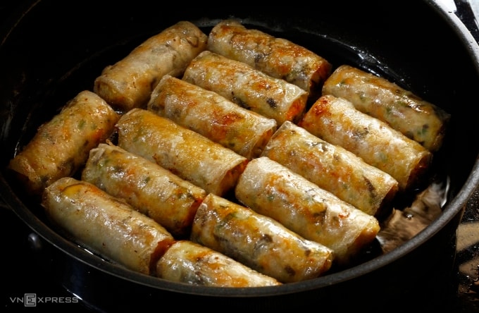 Nem rán vàng ruộm, giòn tan. Ảnh: Bùi Thủy