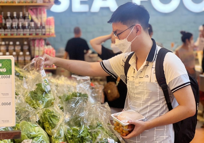Người dân đi siêu thị mua thực phẩm, tháng 9/2024 Ảnh: Hoàng Phương