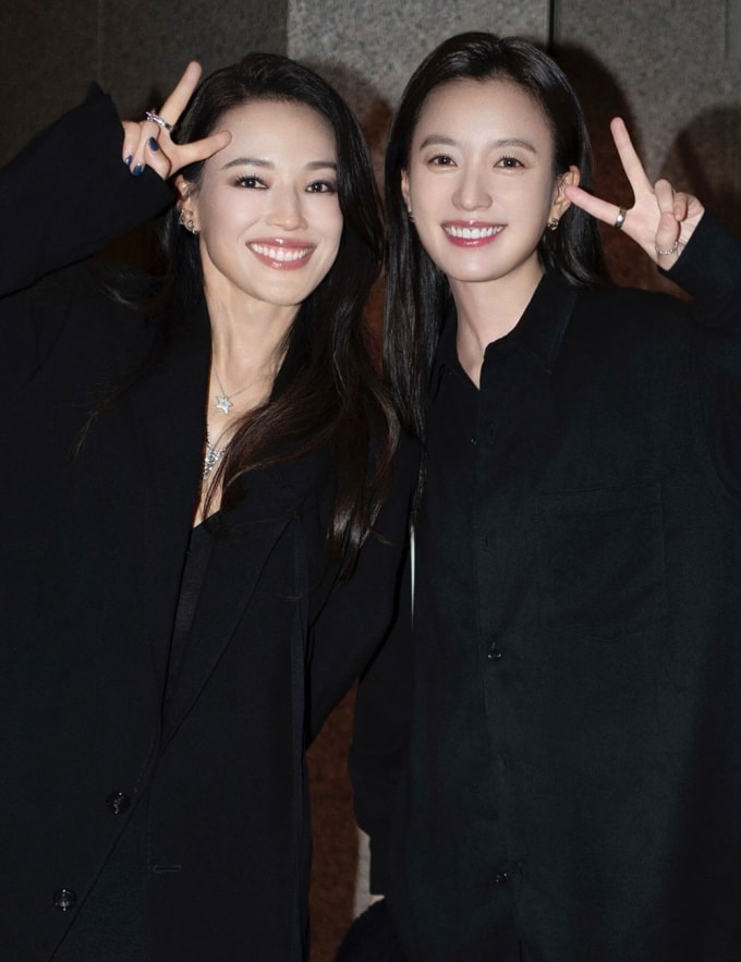 Han Hyo Joo (phải) và Thư Kỳ tại liên hoan phim. Ảnh: Sina